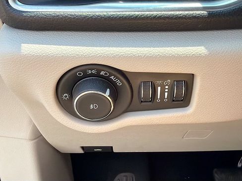 Used 2024 Chrysler Pacifica Limited FWD image 23