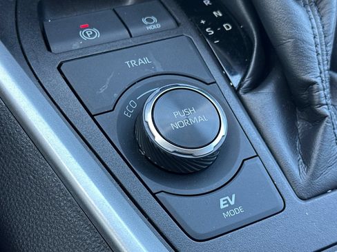 Certified 2022 Toyota RAV4 LE AWD/4WD image 32