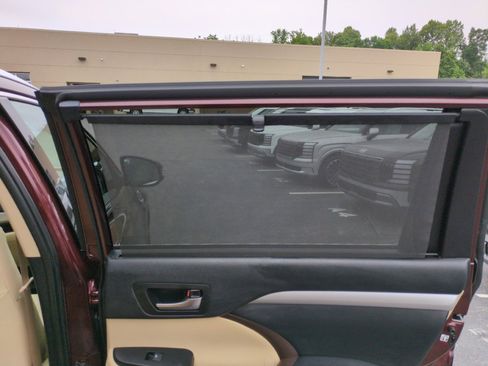 Used 2019 Toyota Highlander XLE FWD image 43