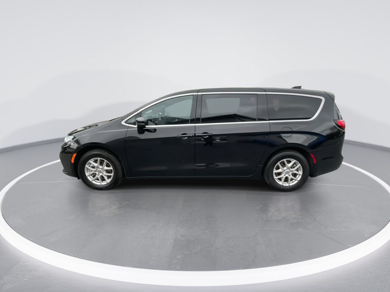 Used 2025 Chrysler Pacifica Select FWD image 10