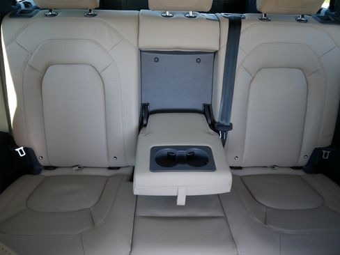 Used 2023 Land Rover Defender 110 SE AWD/4WD image 11