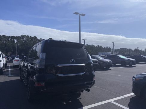 Used 2023 Lexus GX 460 Premium w/ Premium Package image 3