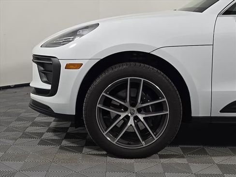 Certified 2025 Porsche Macan image 10