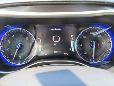 Used 2024 Chrysler Pacifica Touring-L FWD image 34