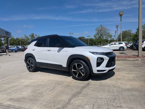 Used 2022 Chevrolet TrailBlazer RS w/ Sun and Liftgate Package FWD image 2
