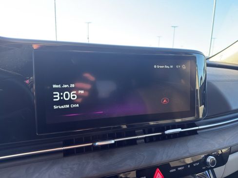 Used 2024 Kia Carnival EX image 17