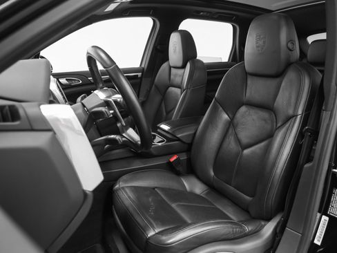 Certified 2018 Porsche Cayenne Platinum Edition image 5