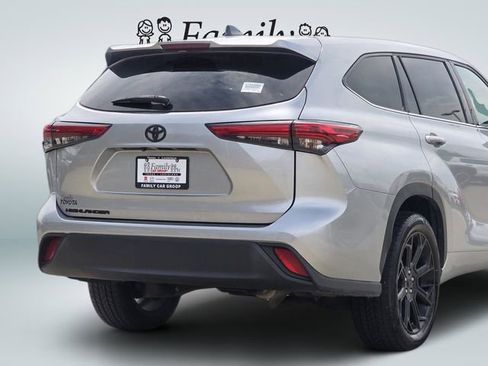 Used 2022 Toyota Highlander L FWD image 4