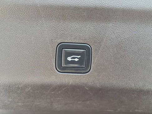 Certified 2022 Chevrolet Suburban LT AWD/4WD image 9