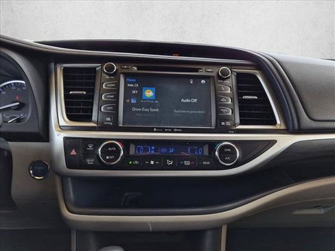 Used 2018 Toyota Highlander Limited Platinum AWD/4WD image 13