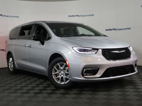 New 2026 Chrysler Pacifica Select image 2
