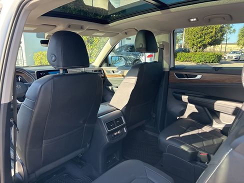 Certified 2026 Volkswagen Atlas SE w/ Panoramic Sunroof Package image 8