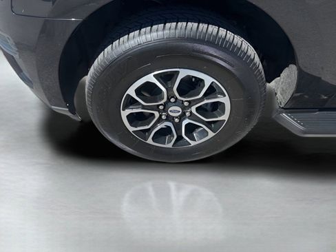 Used 2024 Ford Expedition Max XLT image 5