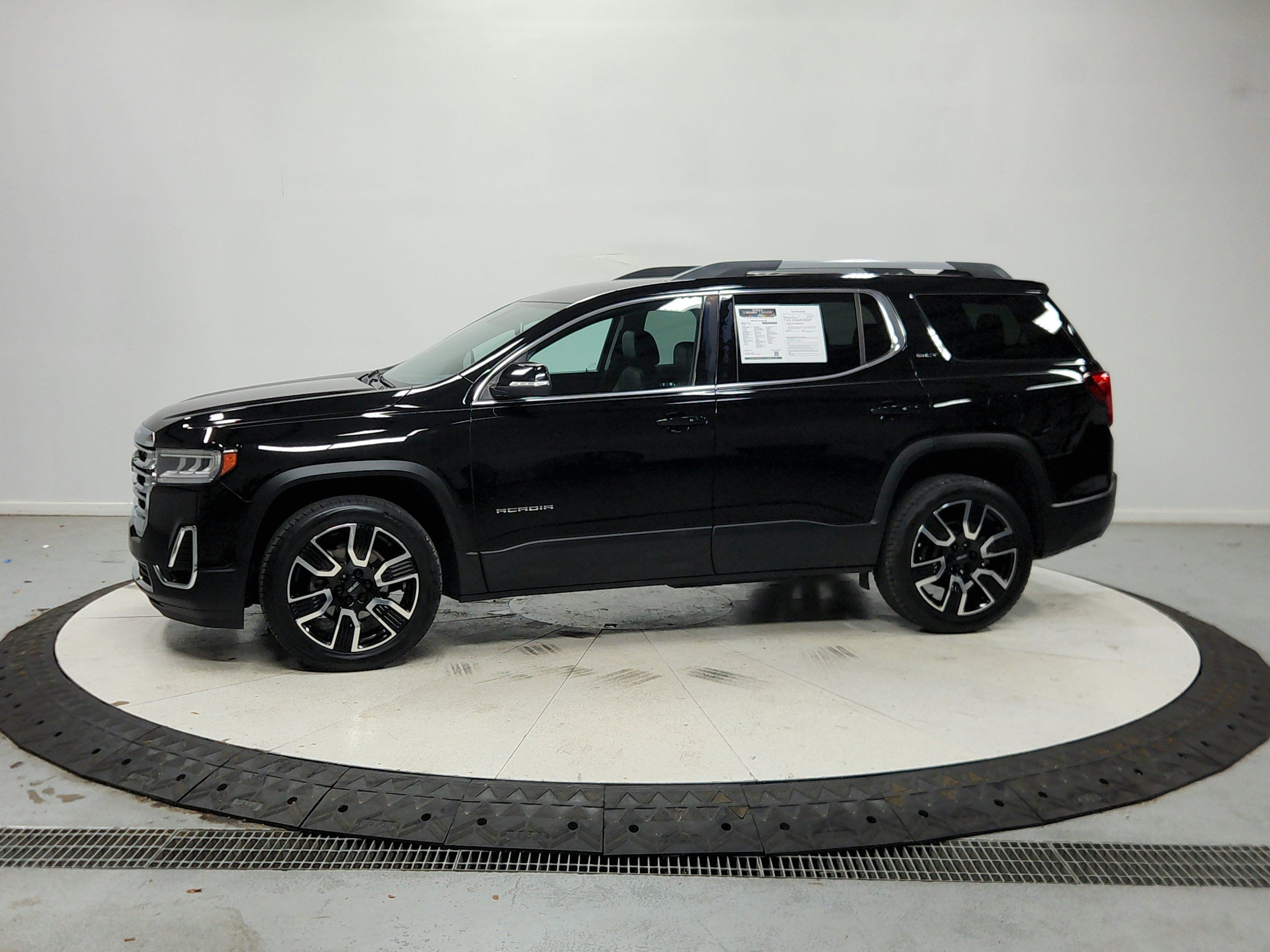 Used 2020 GMC Acadia SLT w/ LPO, Black Accent Package FWD image 5