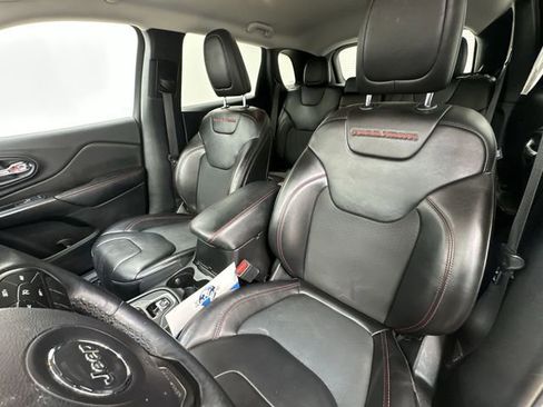 Used 2019 Jeep Cherokee Trailhawk w/ Cold Weather Group AWD/4WD image 14