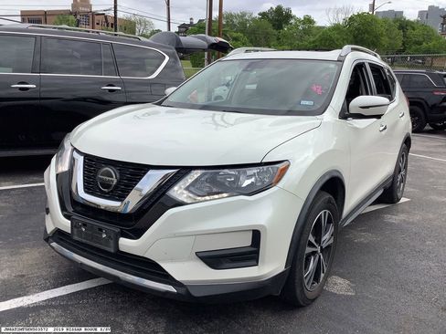 Used 2019 Nissan Rogue SV w/ Sun & Sound Touring Package image 4