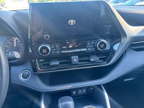 Used 2025 Toyota Highlander LE FWD image 17