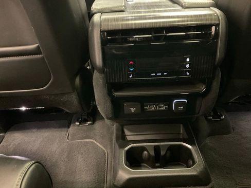 Used 2023 Jeep Wagoneer L Series III w/ Premium Group I image 38