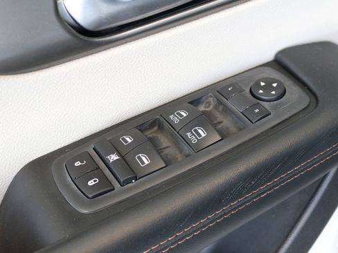 Used 2020 Chrysler Pacifica Touring-L image 14