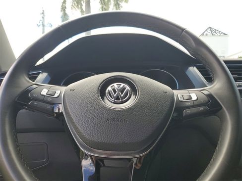 Used 2020 Volkswagen Tiguan SE image 18