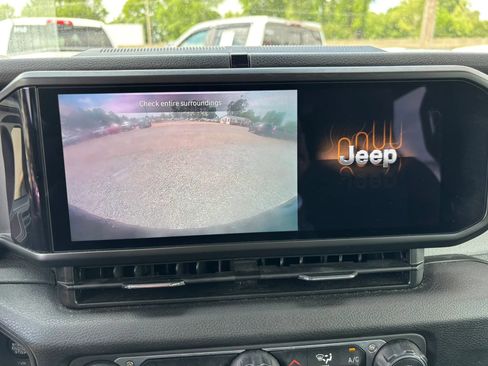 Used 2024 Jeep Wrangler Unlimited image 30