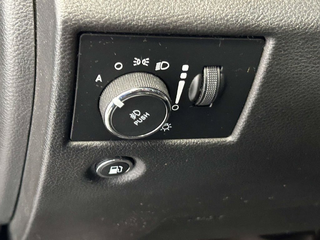 Used 2019 Jeep Grand Cherokee Altitude AWD/4WD image 18