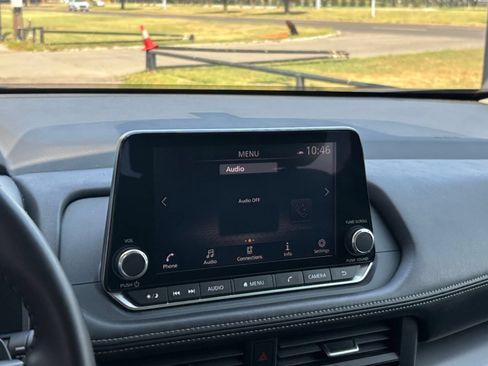 Used 2025 Nissan Rogue SV FWD image 16