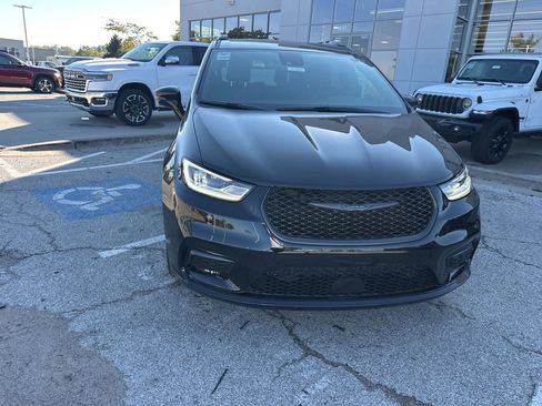 New 2026 Chrysler Pacifica Select image 9