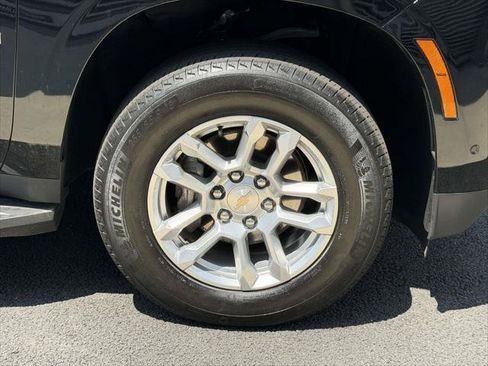 Used 2025 Chevrolet Suburban LT AWD/4WD image 8