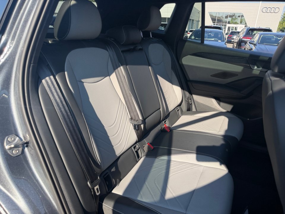 Certified 2026 Volkswagen Tiguan SE R-Line FWD image 29