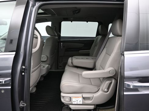 Used 2016 Honda Odyssey Touring Elite image 11