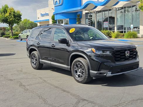 Used 2025 Honda Pilot TrailSport image 2