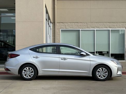 Used 2019 Hyundai Elantra SE image 3