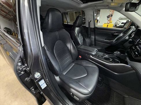 Certified 2022 Toyota Highlander XLE image 16