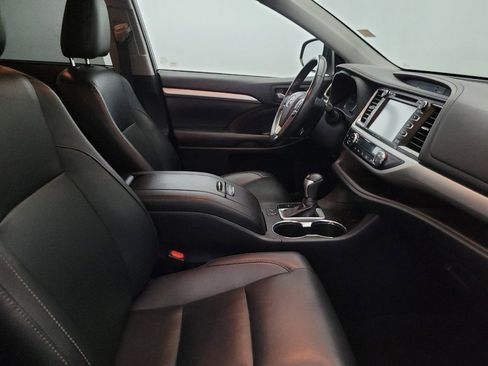 Used 2019 Toyota Highlander XLE AWD/4WD image 21