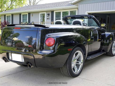 Used 2005 Chevrolet SSR w/ Preferred Equipment Group RWD image 8