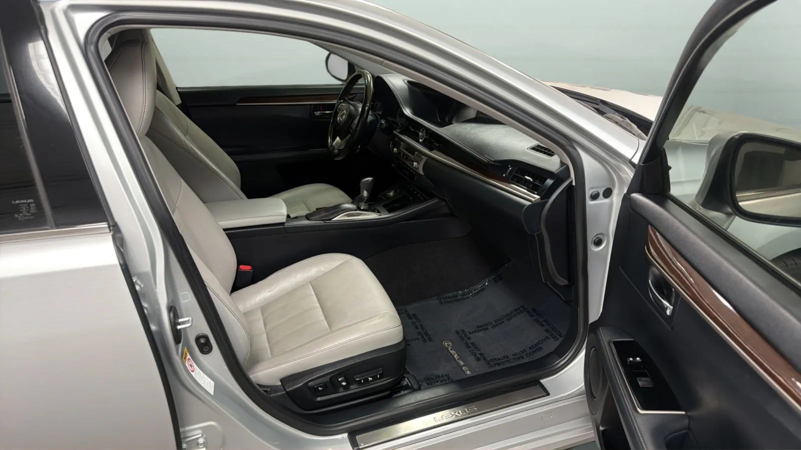 Used 2016 Lexus ES 300h w/ Luxury Package w/Wood Trim FWD image 22