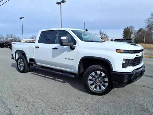 Used 2025 Chevrolet Silverado 2500 Custom image 2