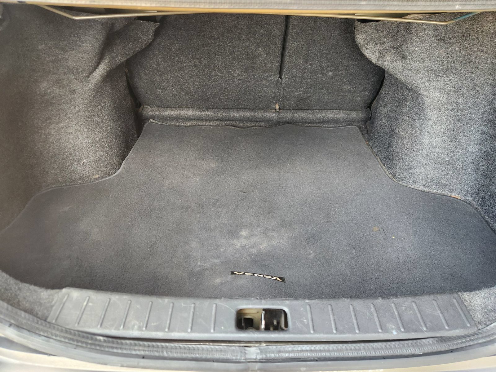Used 2014 Nissan Versa SV FWD image 34