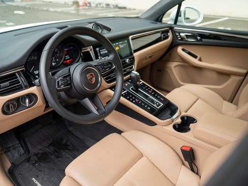 Used 2025 Porsche Macan image 4