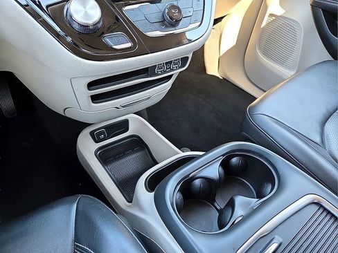 Used 2023 Chrysler Pacifica Touring-L image 25