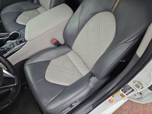 Certified 2019 Toyota Camry XLE w/ Navigation Package FWD image 8