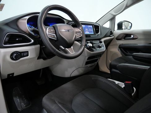 Used 2023 Chrysler Voyager LX image 11