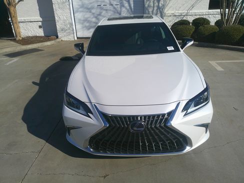 Used 2022 Lexus ES 300h w/ Premium Package image 3