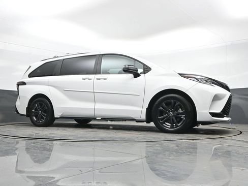 Used 2025 Toyota Sienna XSE AWD/4WD image 28