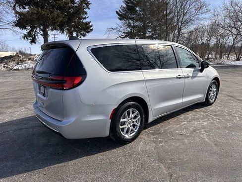 Used 2024 Chrysler Pacifica Touring-L image 5