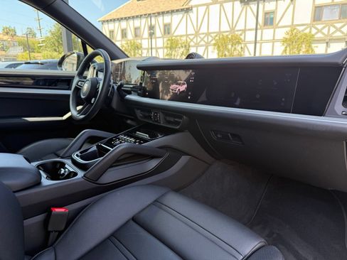 Used 2025 Porsche Cayenne S AWD/4WD image 25