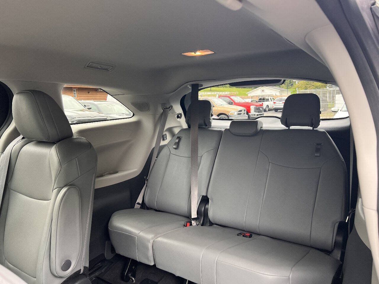 Used 2024 Toyota Sienna XLE w/ XLE Plus Package AWD/4WD image 36
