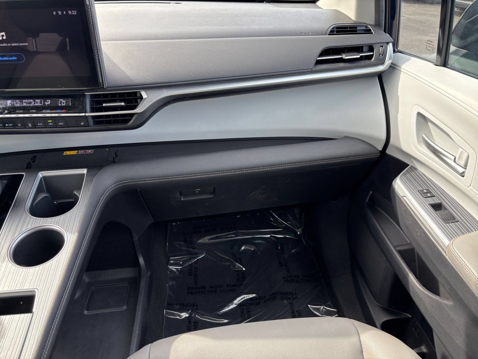 Used 2025 Toyota Sienna XLE FWD image 37