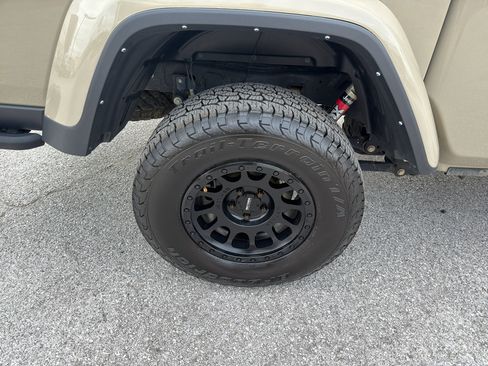 Used 2022 Jeep Gladiator Rubicon w/ LED Lighting Group AWD/4WD image 11